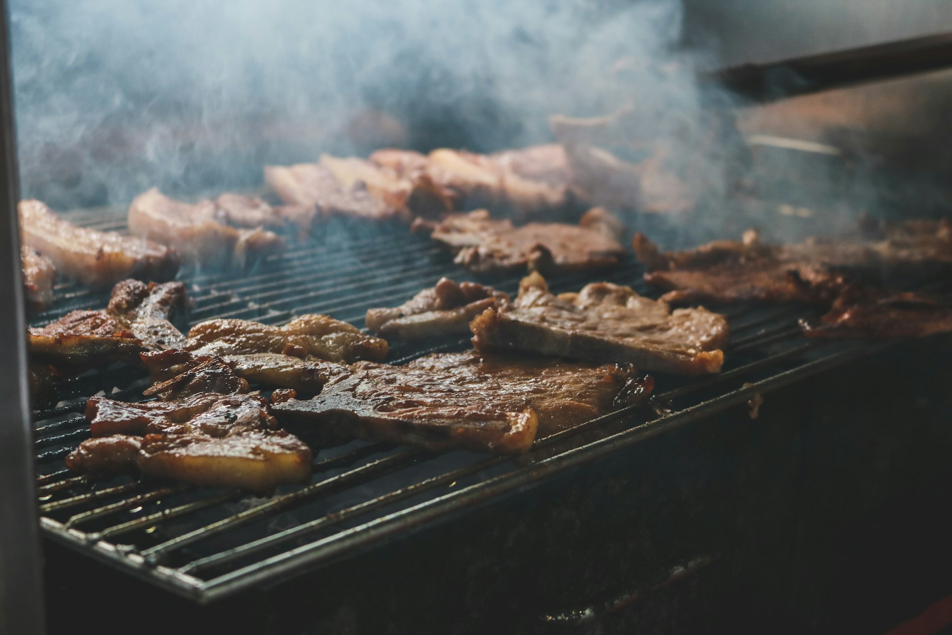 Kött som röks långsamt på grill